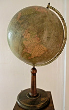 Globus  Erdglobus auf Holzfuß